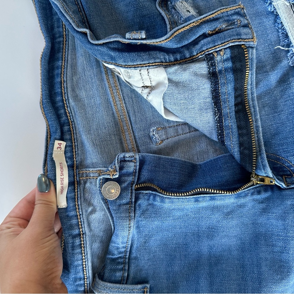 Levi’s High Rise Shorts - Picture 3 of 5